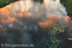 Sonnenuntergang über einem Fluss